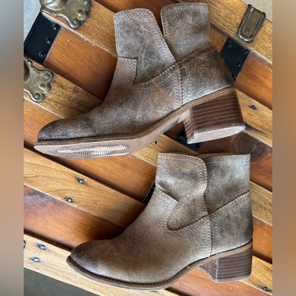 Diba True Women's Distressed Brown Ankle Booties - Picture 9 of 12